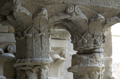 Capitel con hojas de acanto en el lcaustro de Vallbona